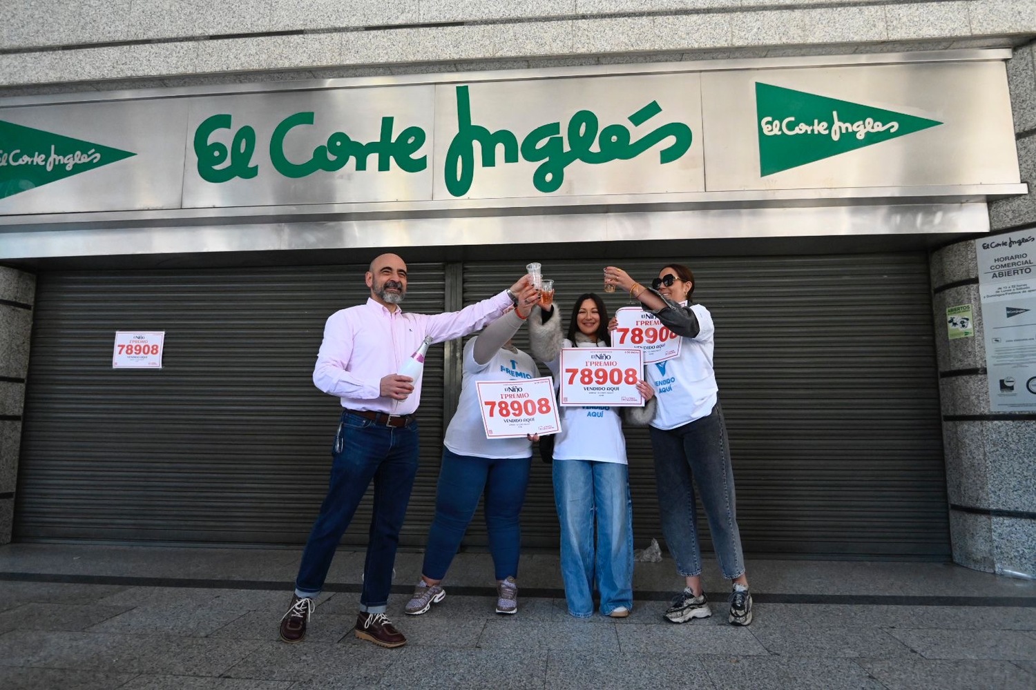 La administración del Corte Inglés de León celebra la venta de El Niño | Peio García (ICAL)