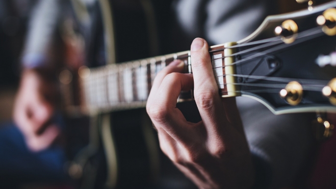 Tocar la guitarra