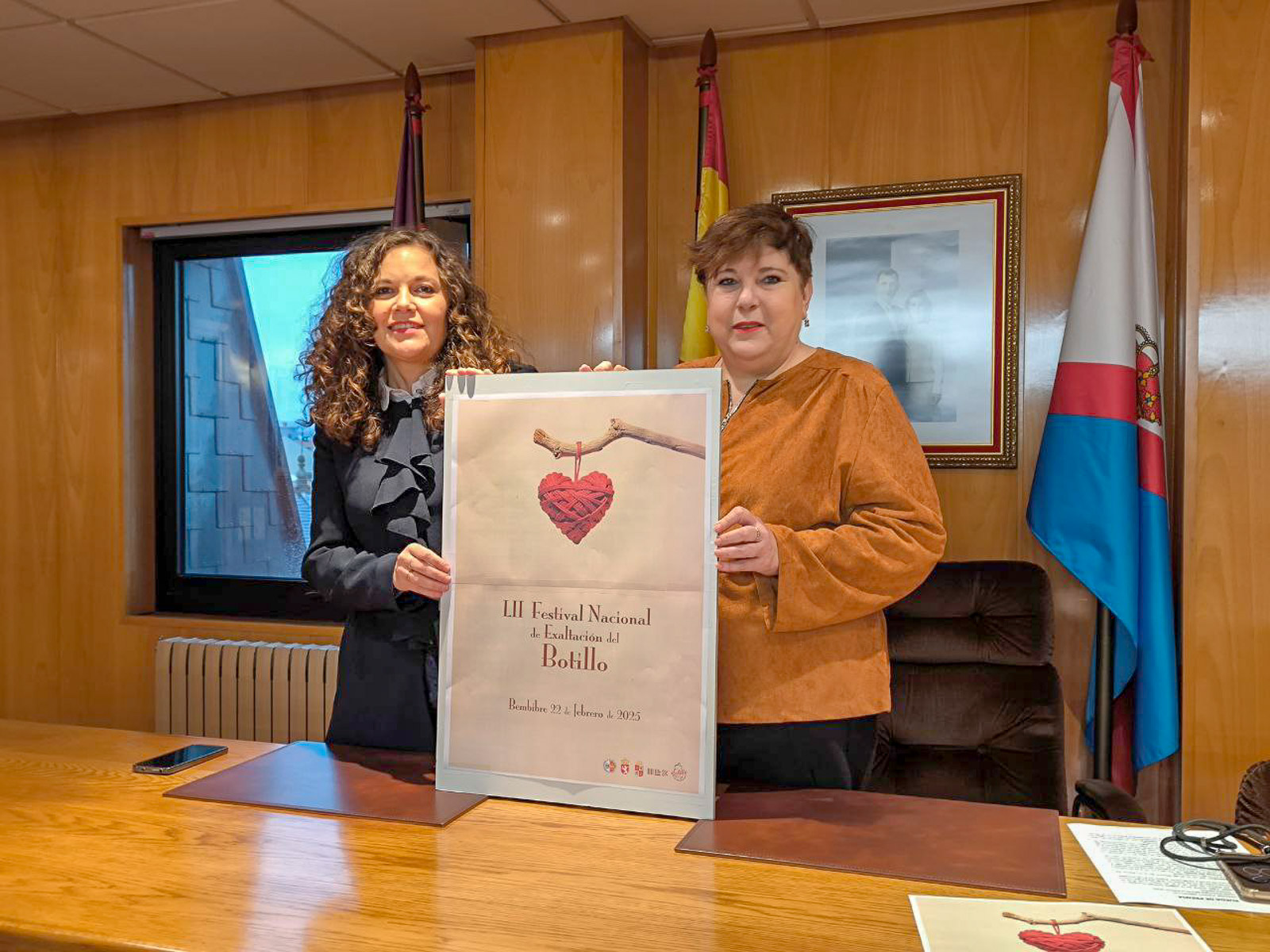 La alcaldesa de Bembibre, Silvia Cao, y la concejala de Cultura, Belén González, en la presentación de la edición 2025 del Festival del Botillo de Bembibre