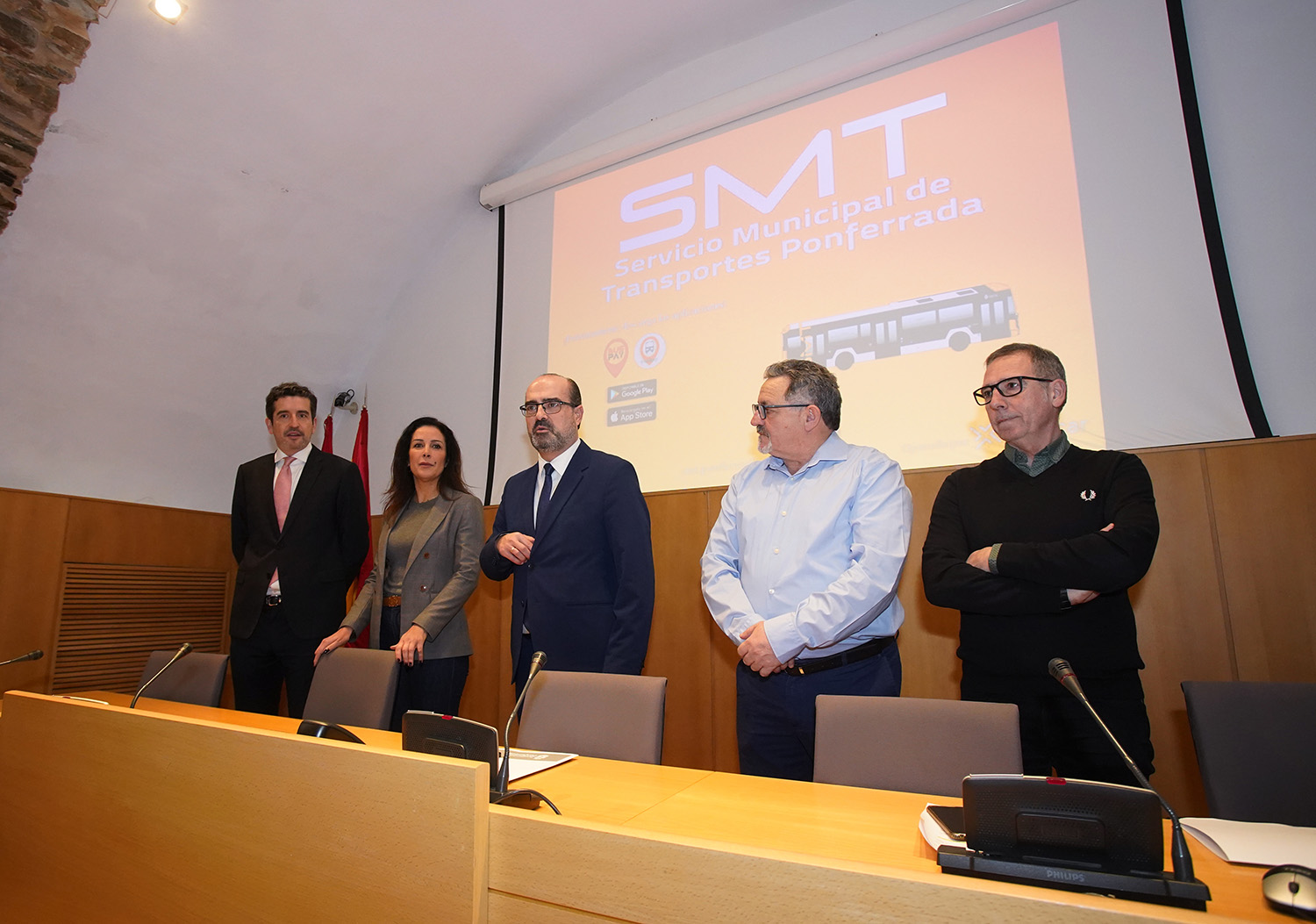 César Sánchez ICAL . El alcalde de Ponferrada, Marco Morala (C), el concejal de Movilidad, Carlos Fernández (2D), el técnico de Medio Ambiente, Francisco Jordán (D), y el presidente y consejera de Autobuses Urb (