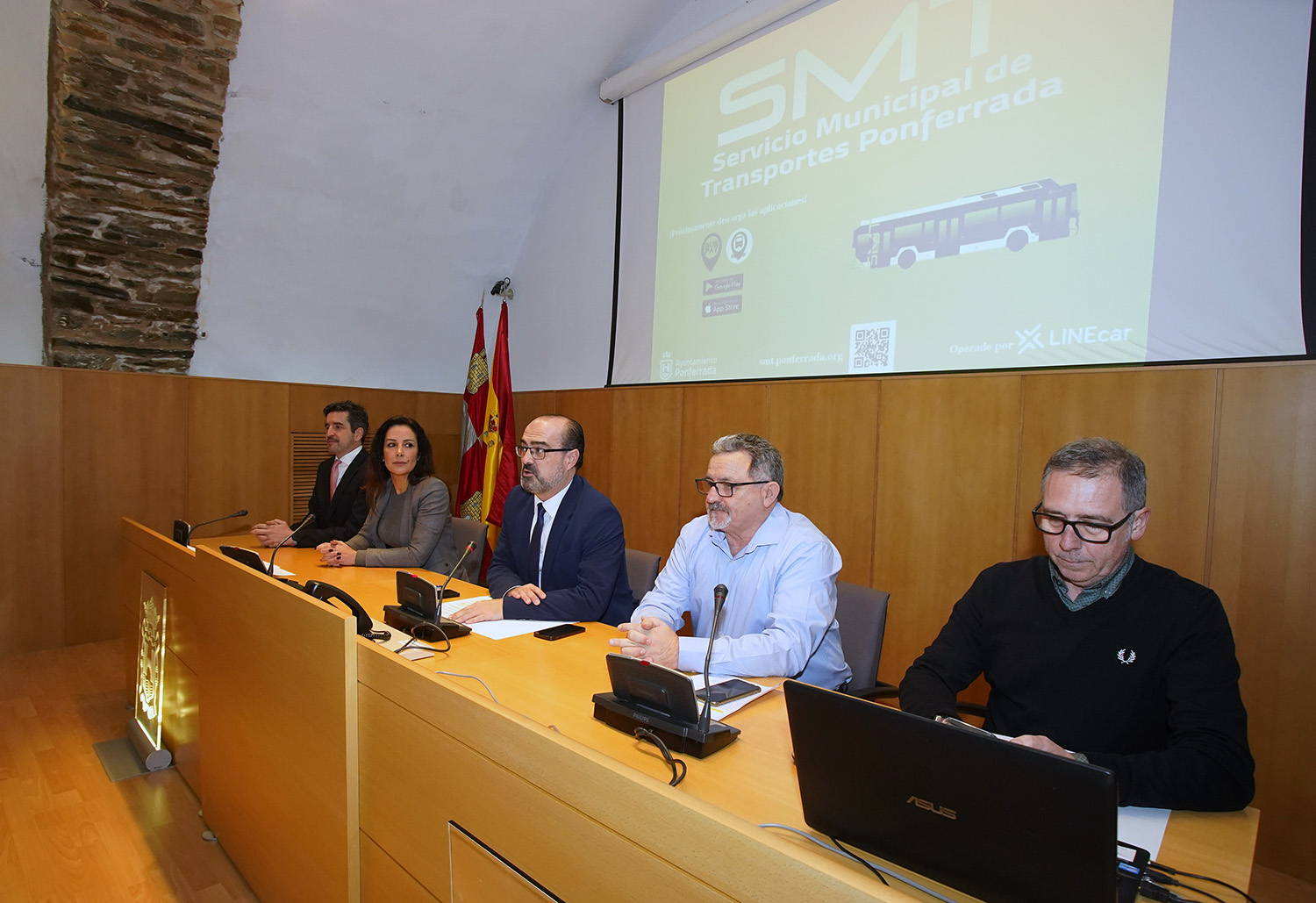 César Sánchez / ICAL. El alcalde de Ponferrada, Marco Morala (C), junto al concejal de Movilidad, Carlos Fernández (2D), el técnico de Medio Ambiente, Francisco Jordán (D), y el presidente y consejera de Autobuses Urbanos de Ponferrada, Francisco Tomás García (I), y Susana García, durante la presentación del nuevo servicio de transporte urbano