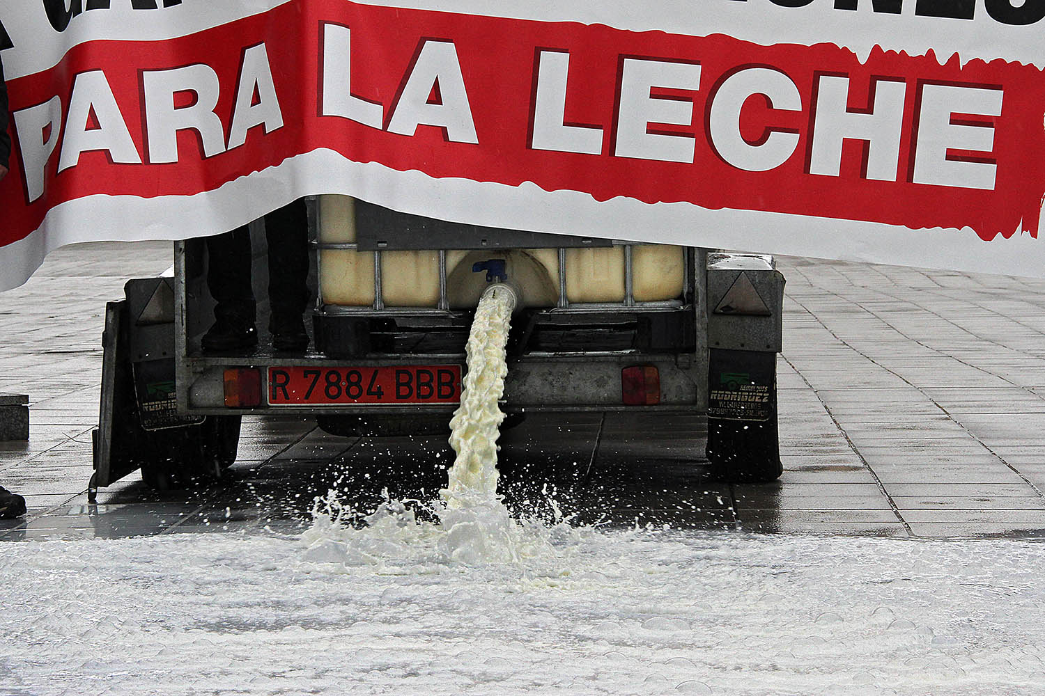 Peio García ICAL. Un grupo de ganaderos derrama leche ante la Delegación Territorial de la Junta en León