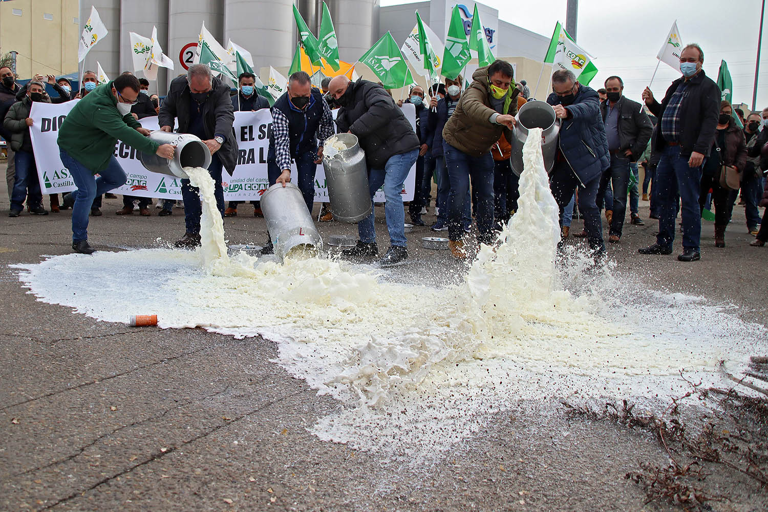 Peio García ICAL . La Alianza UPA Coag y Asaja organiza una concentración de protesta frente a la fábrica Lactiber de León