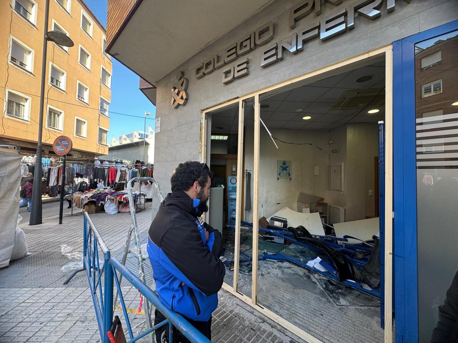 Un coche se empotra contra la entrada del Colegio de Enfermería en pleno centro de Ponferrada