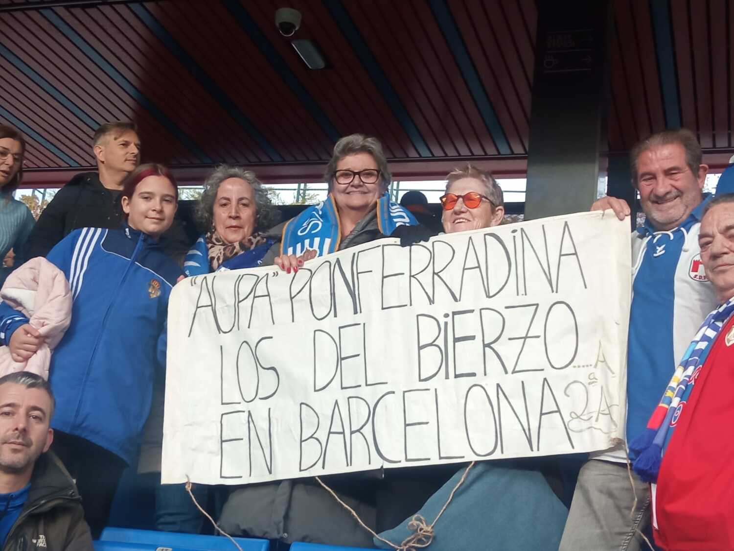 Afición de la Ponferradina en Barcelona