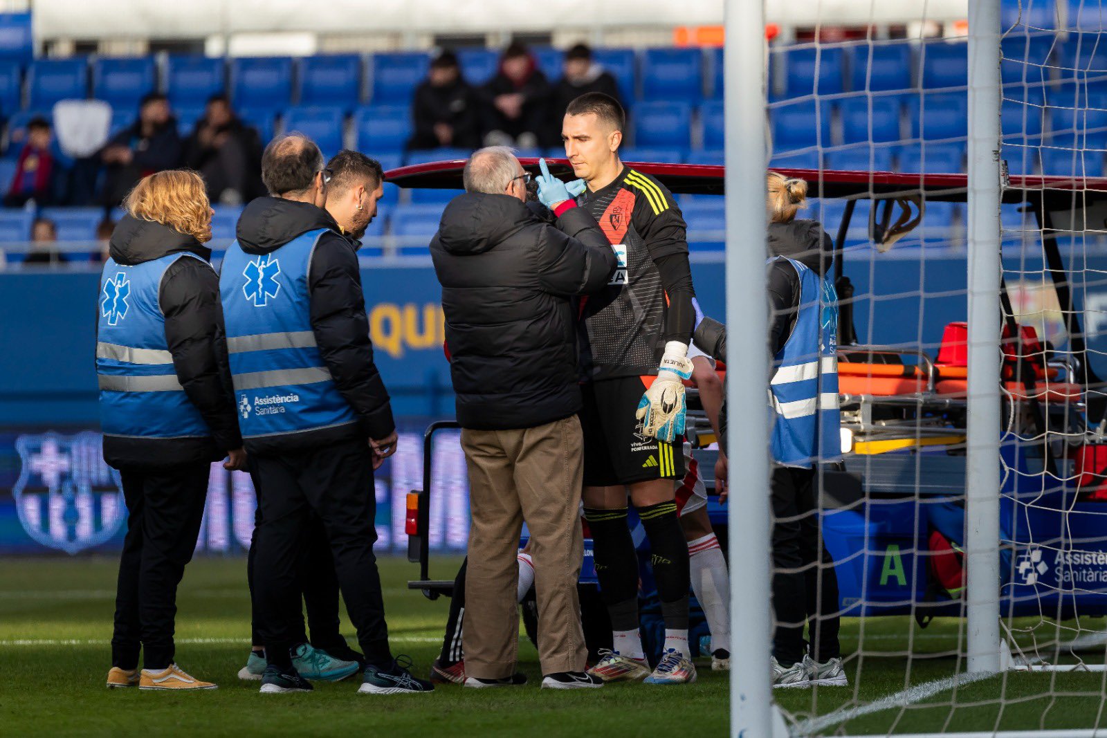 Andrés Prieto, portero de la Ponferradina, se recupera sin problemas de su golpe en el partido frente al Barça Atlètic