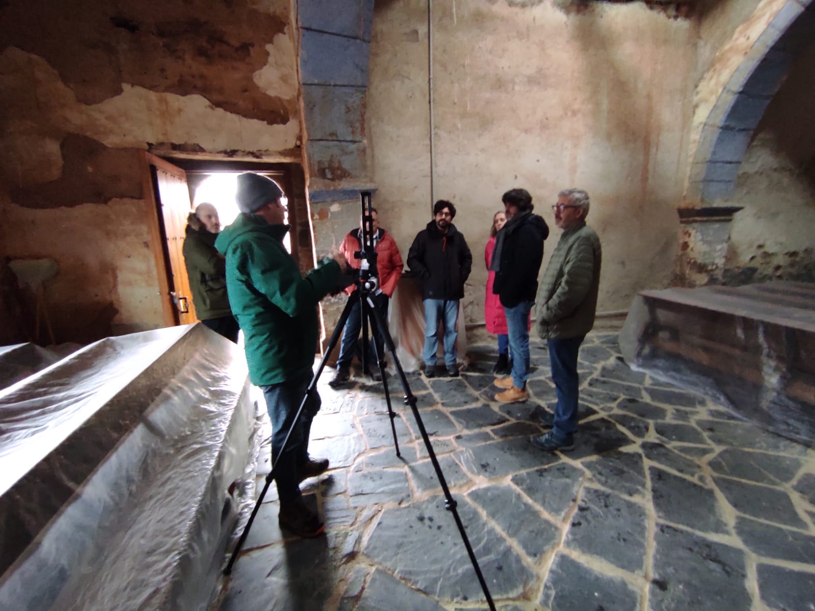 Técnicos de patrimonio y conservación visitan las pinturas de la Iglesia de Rodanillo 