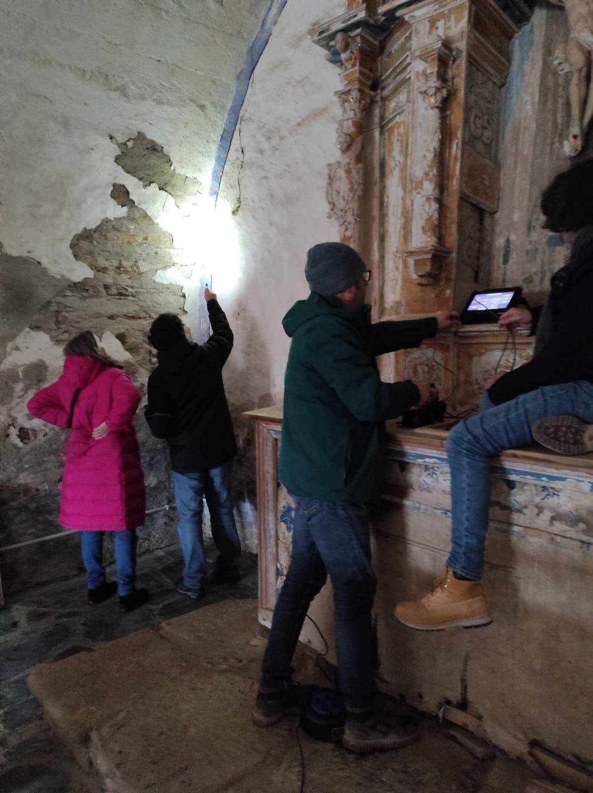 Técnicos de patrimonio y conservación visitan las pinturas de la Iglesia de Rodanillo