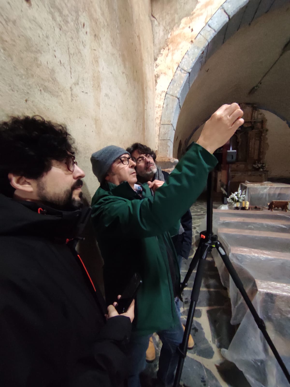 Técnicos de patrimonio y conservación visitan las pinturas de la Iglesia de Rodanillo