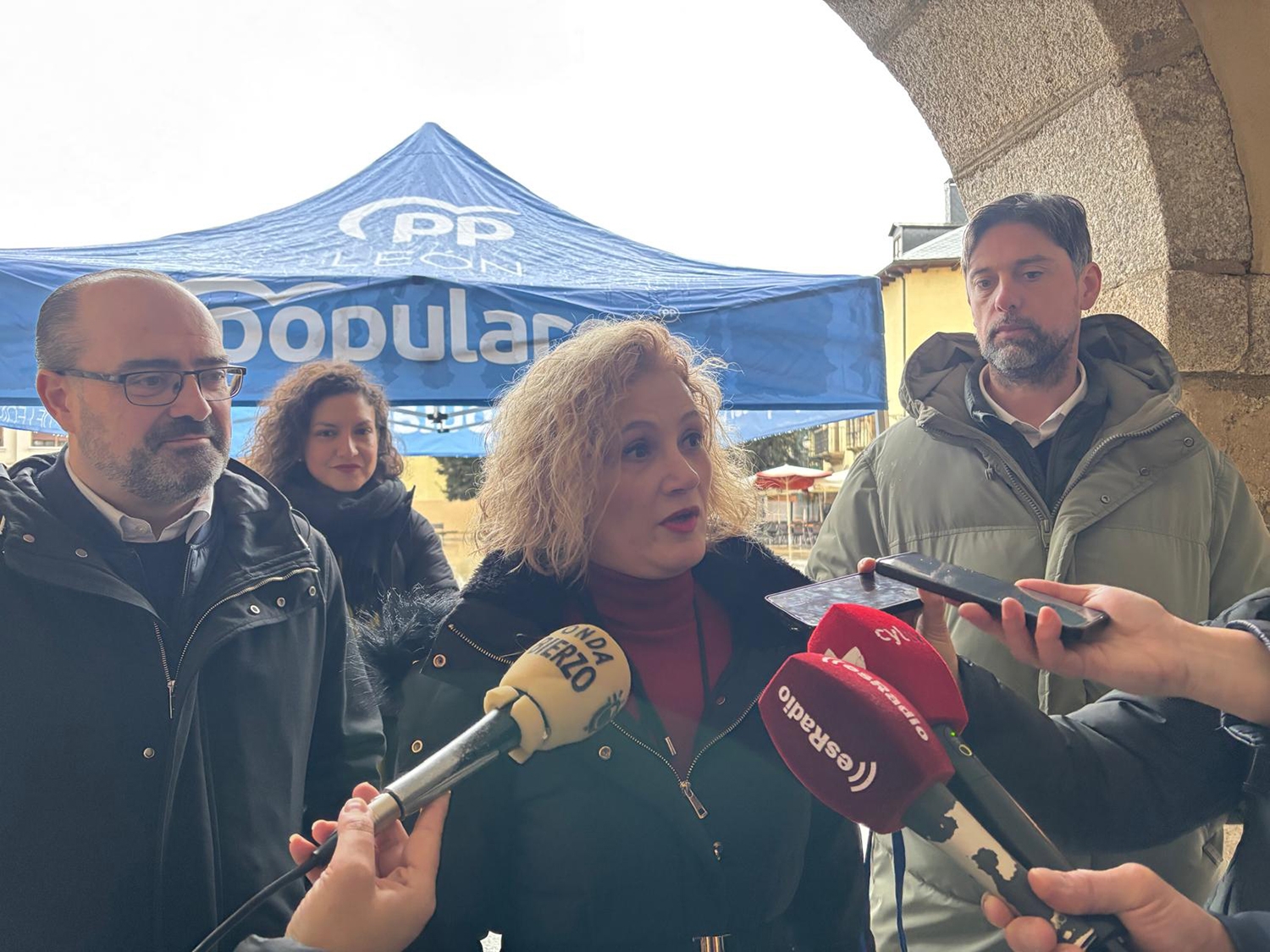 El PP del Bierzo se suma a la recogida de firmas para exigir al Gobierno de Sánchez el incremento de las pensiones, las ayudas al transporte y a los afectados por la DANA