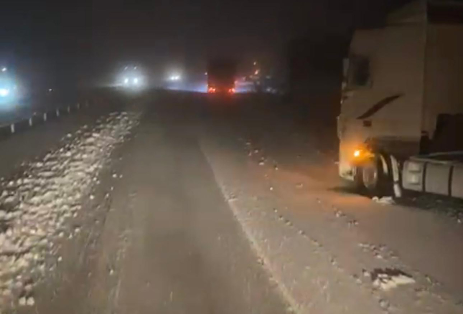 La escena dantesca con decenas de camiones y coches atravesados por la nieve en la A-6 desde El Manzanal hasta Folgoso