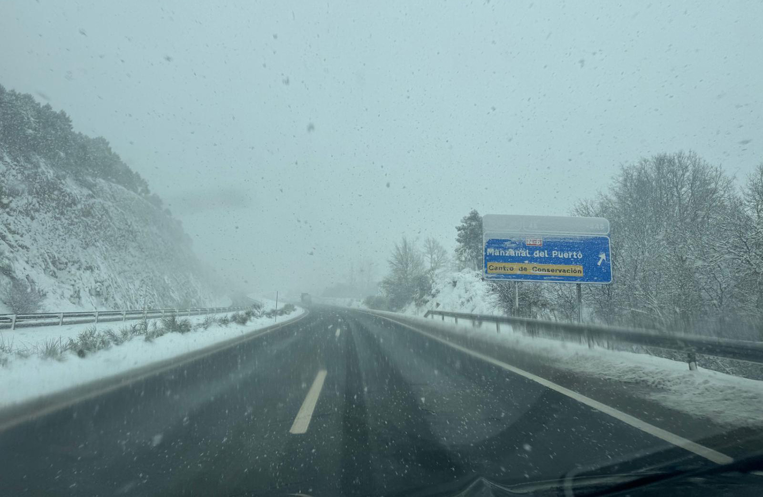 La nieve dificulta la circulación en la A-6 en Vega de Valcarce y en el Puerto del Manzanal