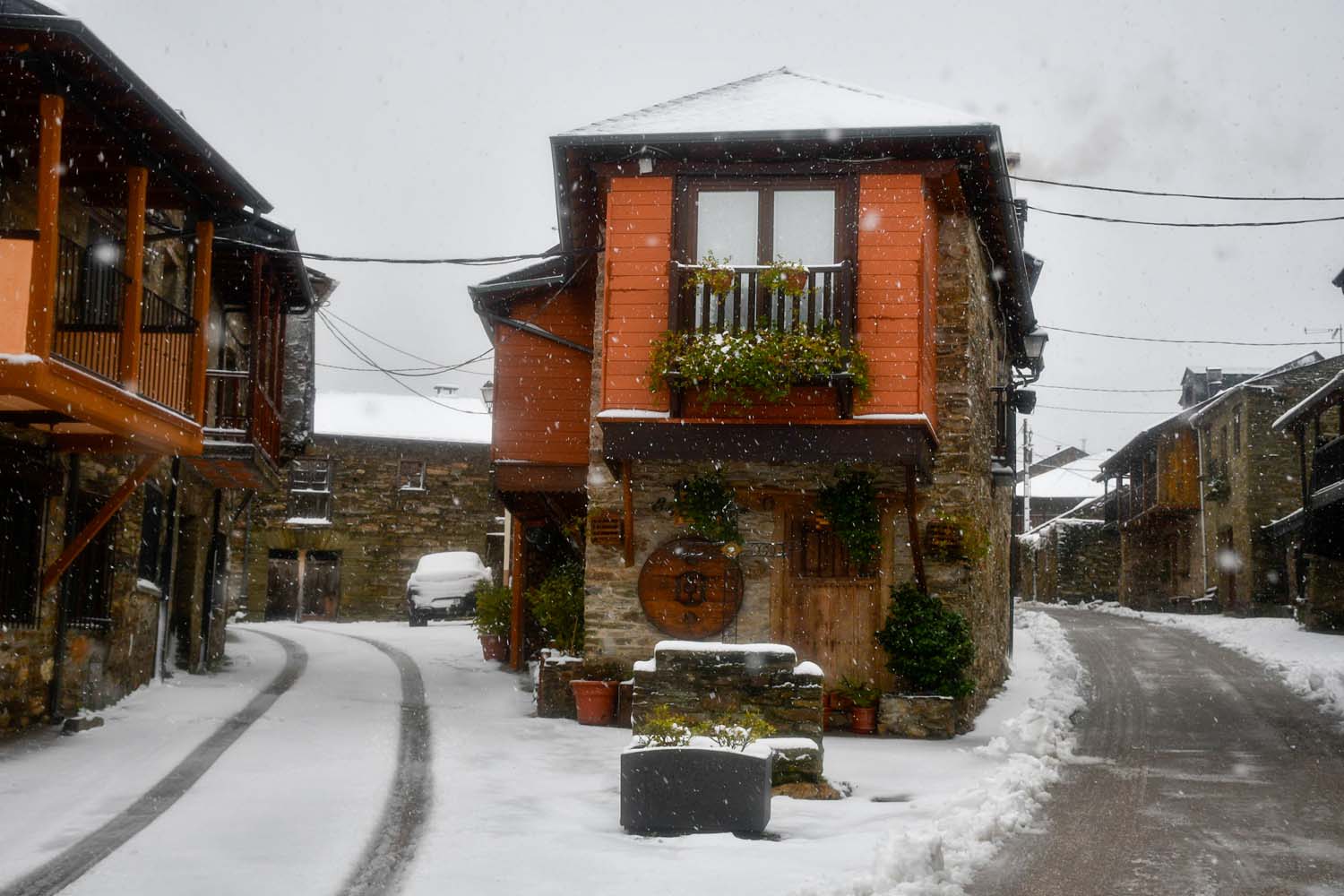 La borrasca Herminia deja un manto de nieve en San Cristobal de Valdueza  (7)