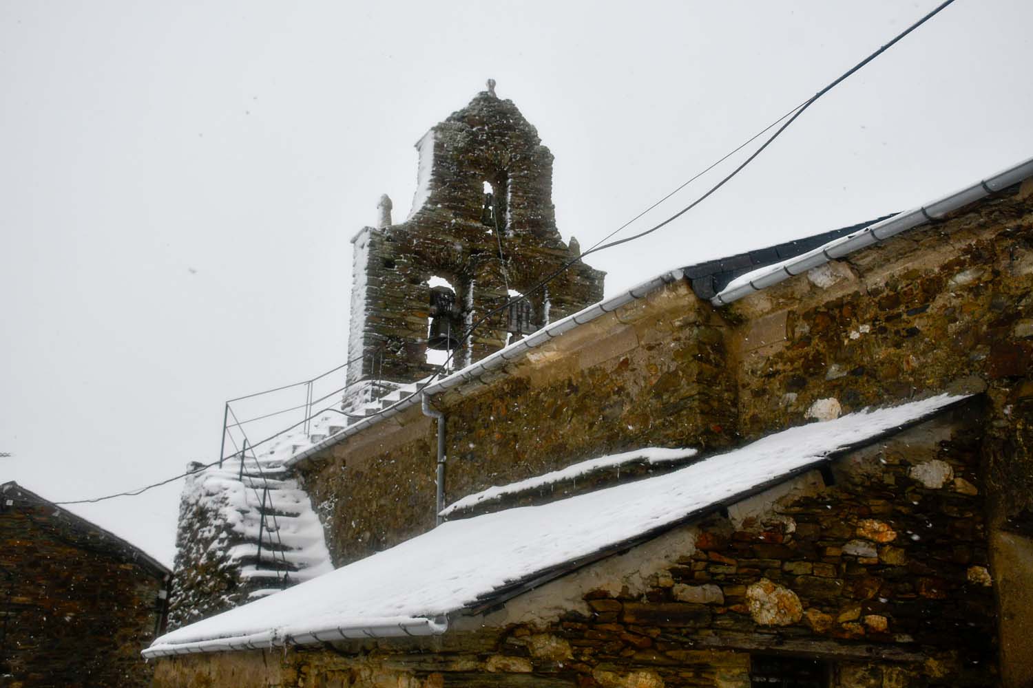 La borrasca Herminia deja un manto de nieve en San Cristobal de Valdueza  (6)