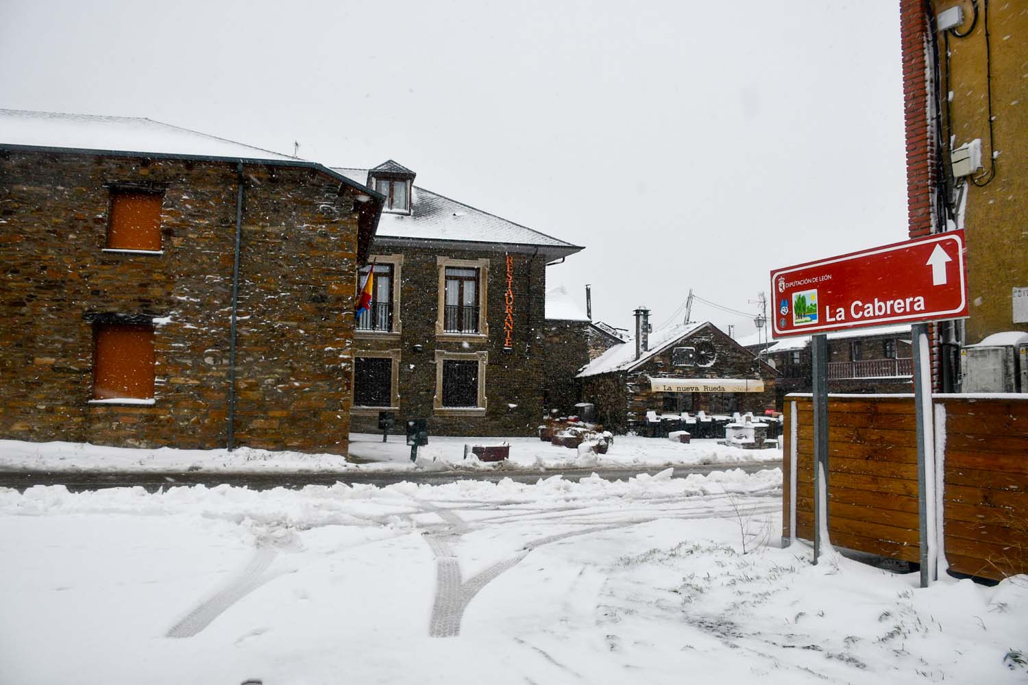 La borrasca Herminia deja un manto de nieve en San Cristobal de Valdueza  (4)