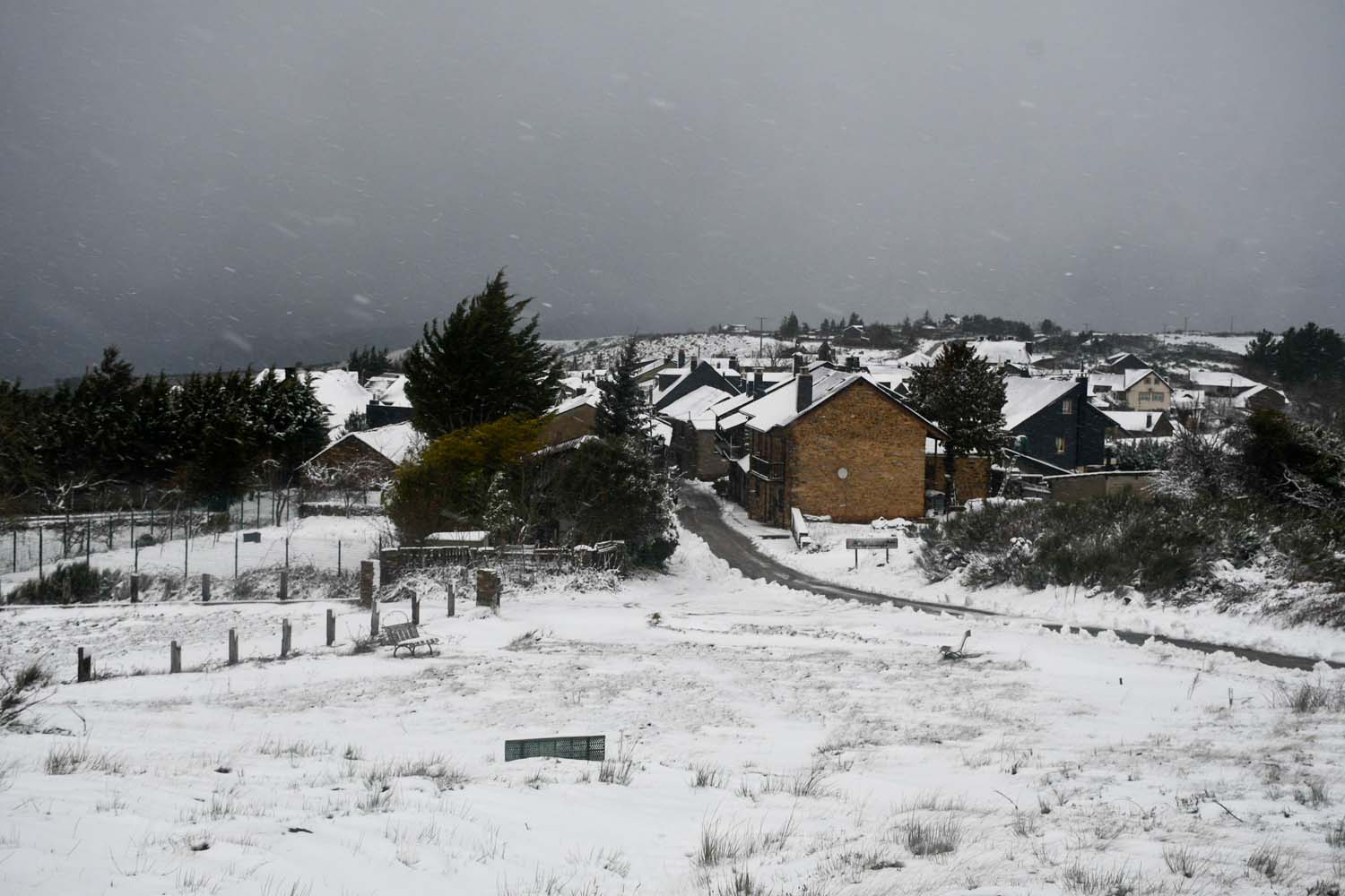 La borrasca Herminia deja un manto de nieve en San Cristobal de Valdueza  (33)