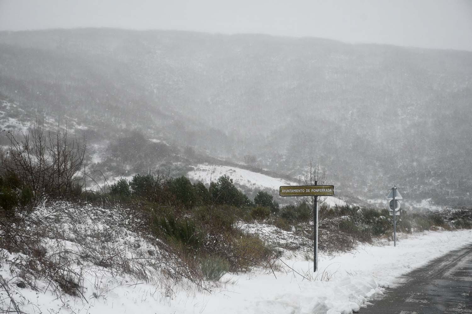 La borrasca Herminia deja un manto de nieve en San Cristobal de Valdueza  (31)