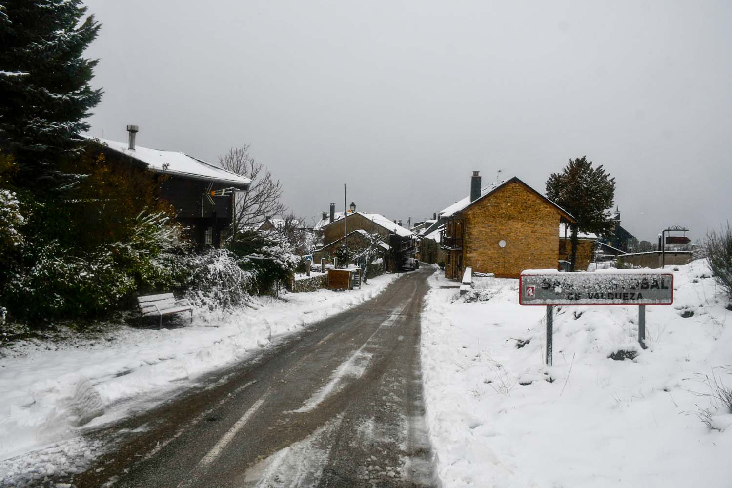 La borrasca Herminia deja un manto de nieve en San Cristobal de Valdueza  (30)