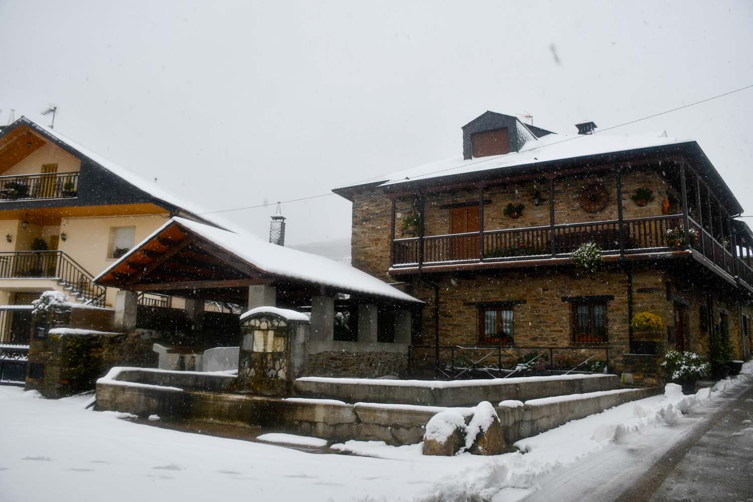 La borrasca Herminia deja un manto de nieve en San Cristobal de Valdueza  (29)