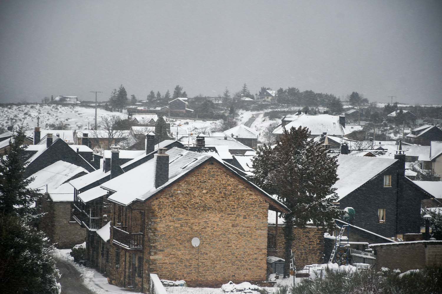 La borrasca Herminia deja un manto de nieve en San Cristobal de Valdueza  (11)