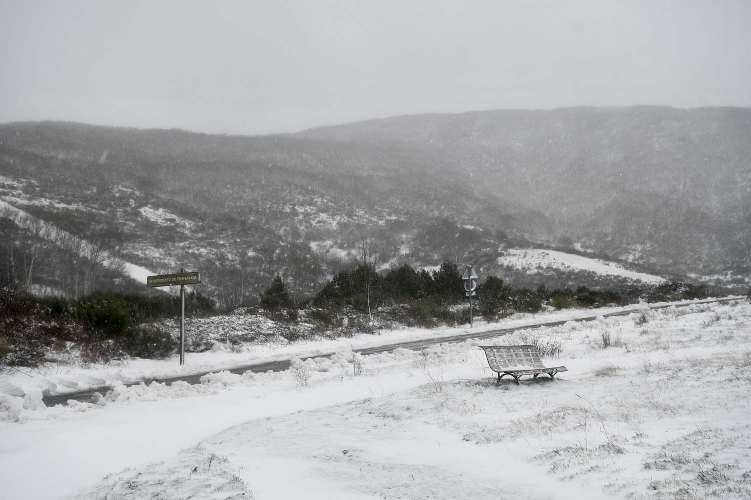 La borrasca Herminia deja un manto de nieve en San Cristobal de Valdueza  (10)