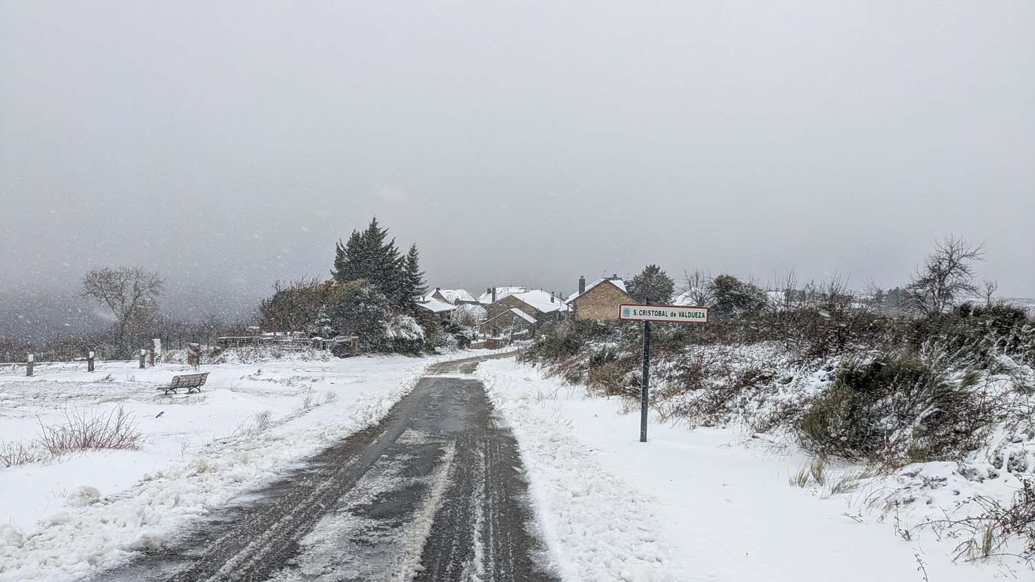 La borrasca Herminia deja un manto de nieve en San Cristobal de Valdueza  (1)