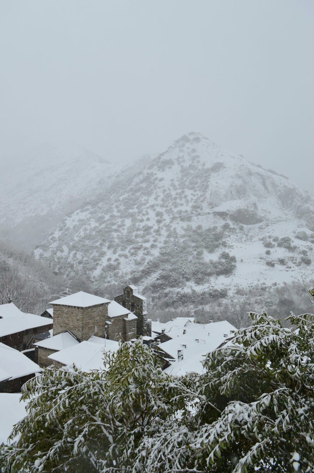 La borrasca Herminia deja un manto de nieve en Peñalba de Santiago