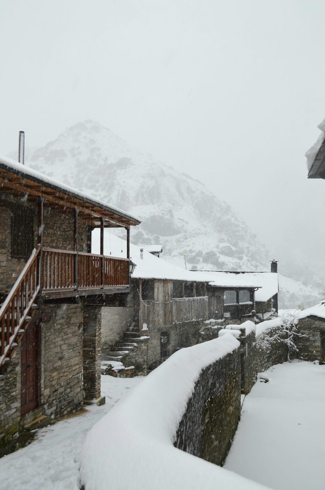 La borrasca Herminia deja un manto de nieve en Peñalba de Santiago