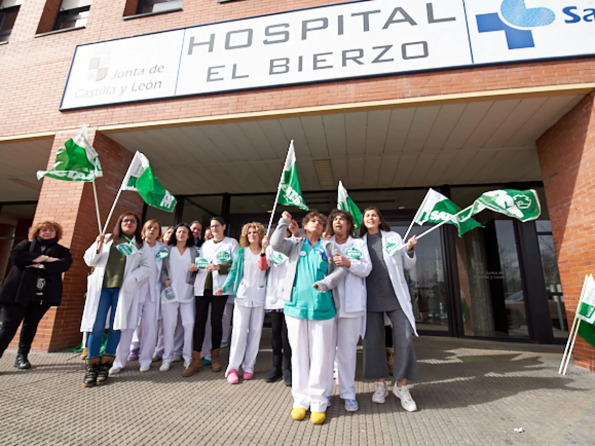 Concentración de las enfermeras del hospital del Bierzo organizado por el sindicato SATSE