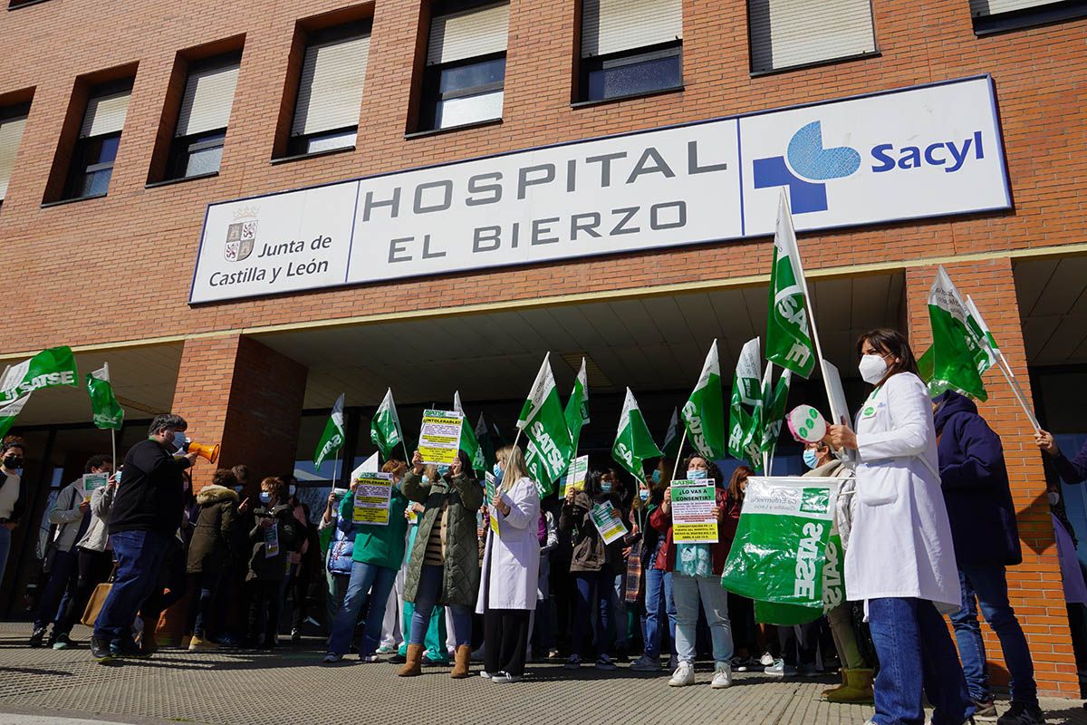 Concentración de las enfermeras del hospital del Bierzo organizado por el sindicato SATSE