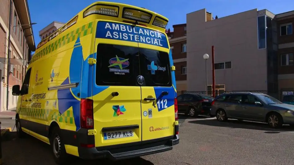 Ambulancia | Trasladada al Hospital del Bierzo una mujer tras una colisión en la N-VI a la altura de Carracedelo