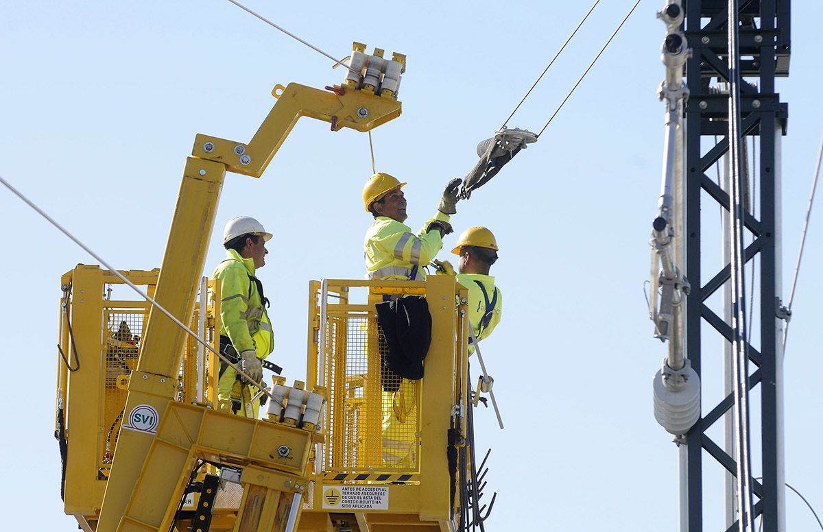 Las obras en la Variante de Pajares avanzan con la electrificación del tramo entre La Robla (León) y Pola de Lena (Asturias)