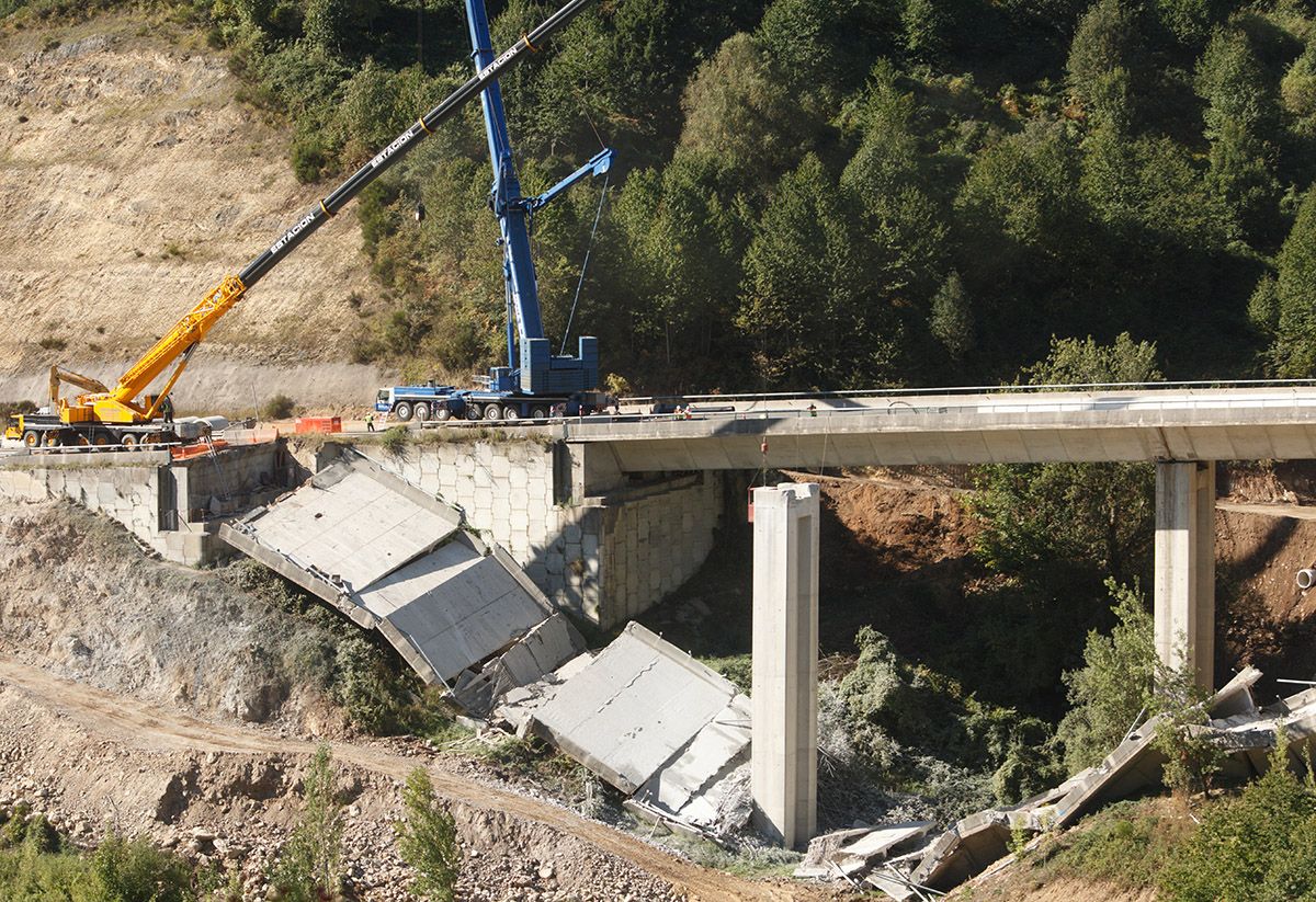 Desmontaje de las pilas 1 y 2 del viaducto del Castro sentido A Coru�e la A-6 en Vega de Valcarce (Le�