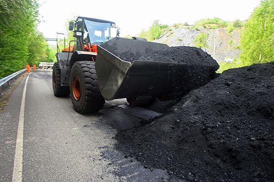 Retirada del carbón para abrir la carretera (César Sánchez)