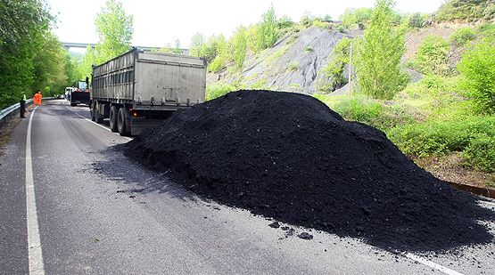 Imagen del carbón sobre la carretera (César Sánchez)