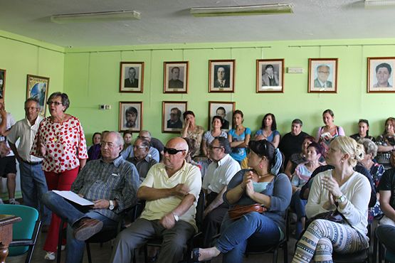 Algunas de las personas que pidieron que no dimitiera en su comparecencia