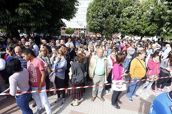 Centenares de leoneses agolpados frente al lugar (ICAL)