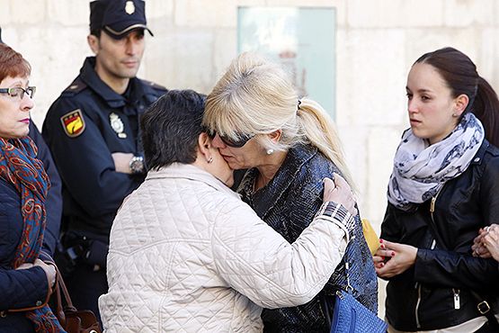 Llegada de la hermana de Isabel Carrasco a la capilla ardiente (ICAL)