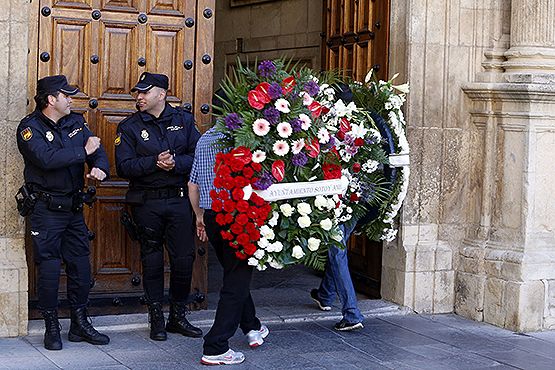 Imagen de la llegada de los restos y muestras de condolencia (ICAL)