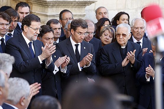 Rajoy y Feijóo recibiendo el féretro en la sede de Diputación (ICAL)