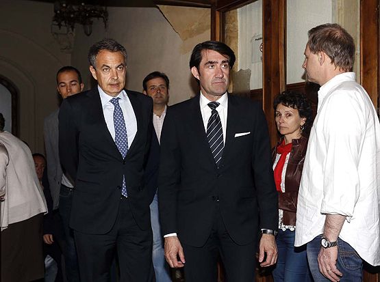 Zapatero visita la capilla ardiente en Diputación junto al subdelegado del Gobierno (ICAL)