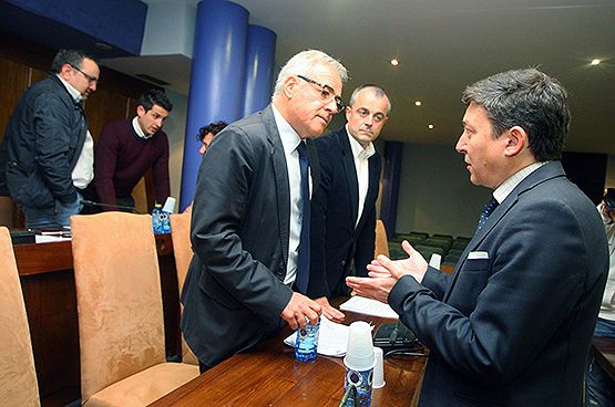 Samuel Folgueral conversa con Juan Elicio Fierro antes del inicio del Pleno. César Sánchez (Ical)