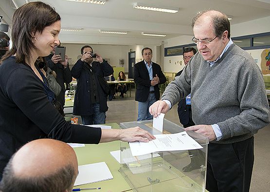 El presidente de la Junta vota en Burgos. Ricardo Ordóñez (ICAL)