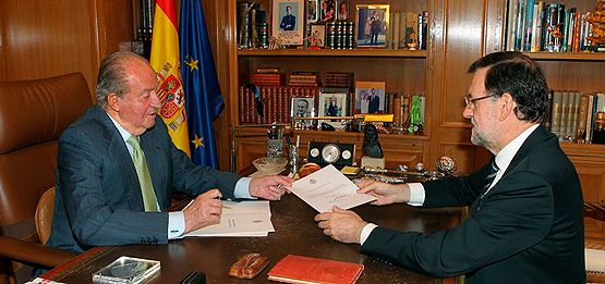 El Rey entrega el documento con su abdicación al presidente del Gobierno, Mariano Rajoy (ICAL)