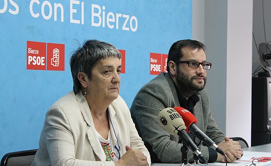 Los parlamentarios María Luisa G. Santín e Ibán García del Blanco anunciando la PNL