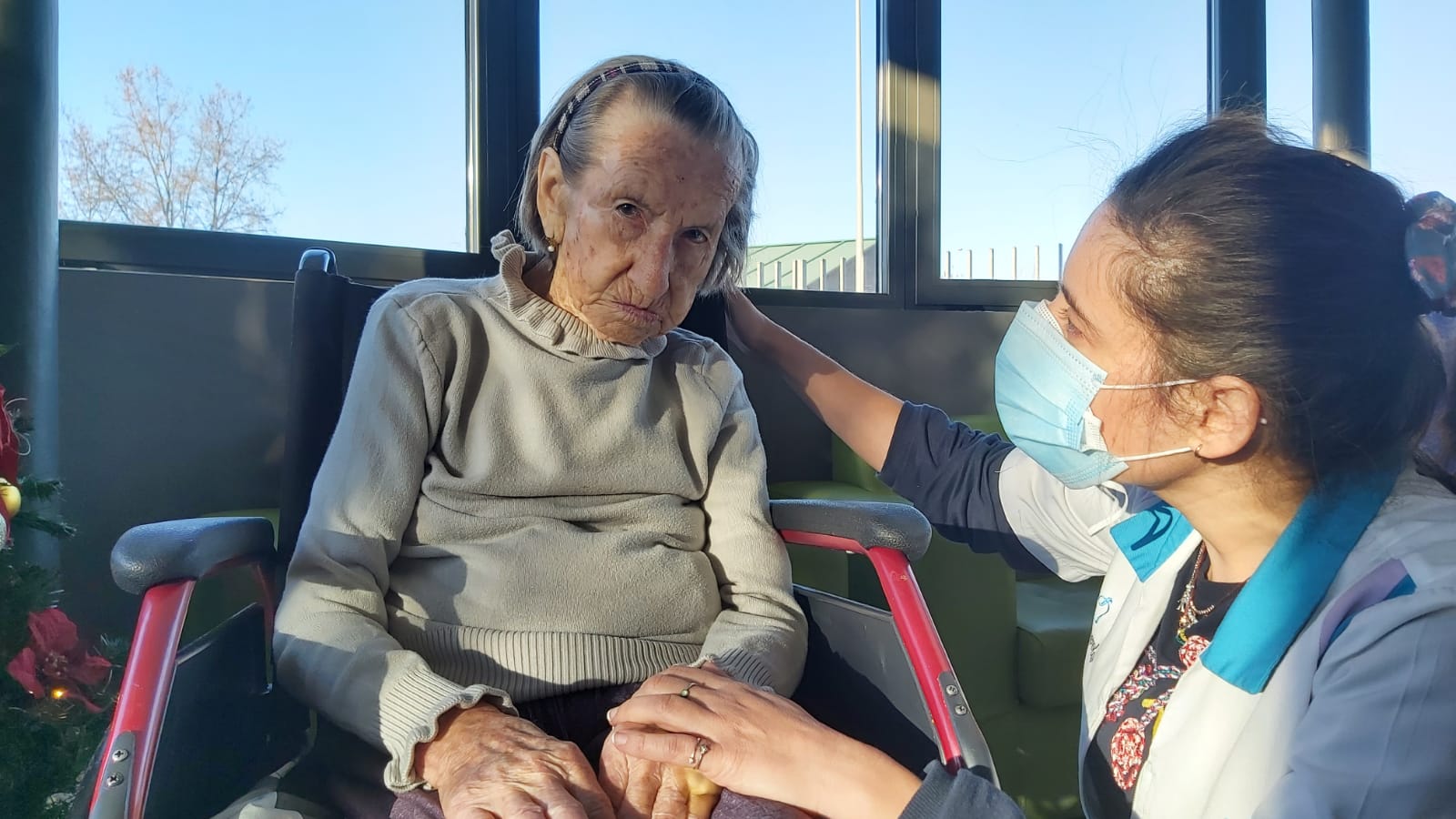 Una mujer de 100 años, primera persona en recibir la vacuna en Bembibre