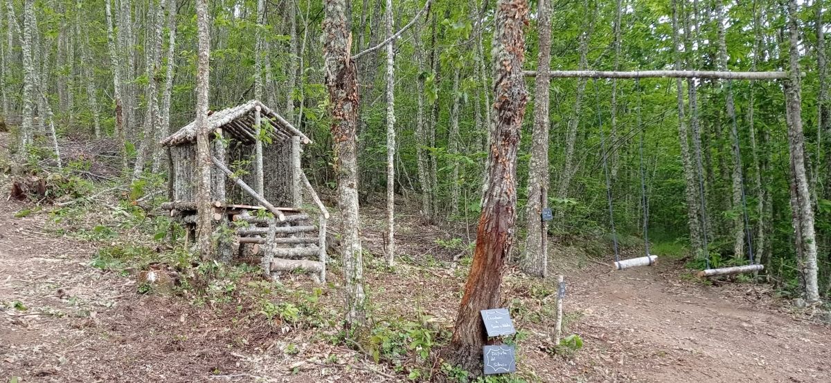 Una cabaña y un ‘palo selfie’ completan el rincón del columpio entre Rimor y Villalibre para poner en valor el paisaje berciano